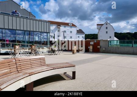 Woodbridge, Suffolk, Großbritannien - 16 September 2022 : Whisstocks Square Küche und Bar im Boatyard. Stockfoto