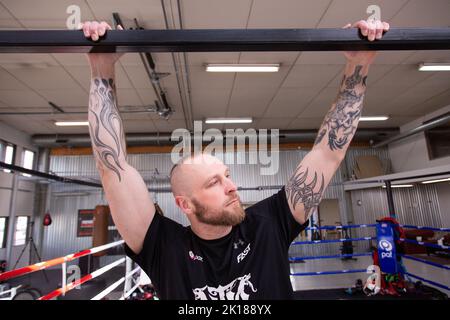 Das finnische Schwergewicht Robert Helenius in seiner Trainingshalle in Mariehamn am Åland in Finnland, März 2019. Foto: Rob Watkins Stockfoto