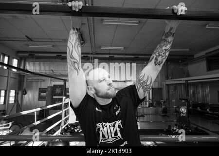 Das finnische Schwergewicht Robert Helenius in seiner Trainingshalle in Mariehamn am Åland in Finnland, März 2019. Foto: Rob Watkins Stockfoto