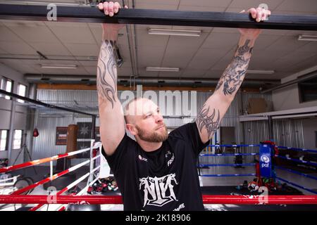 Das finnische Schwergewicht Robert Helenius in seiner Trainingshalle in Mariehamn am Åland in Finnland, März 2019. Foto: Rob Watkins Stockfoto