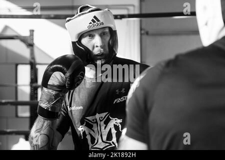 Das finnische Schwergewicht Robert Helenius spärte in seiner Trainingshalle in Mariehamn am Åland in Finnland. Foto: Rob Watkins/Alamy Stockfoto