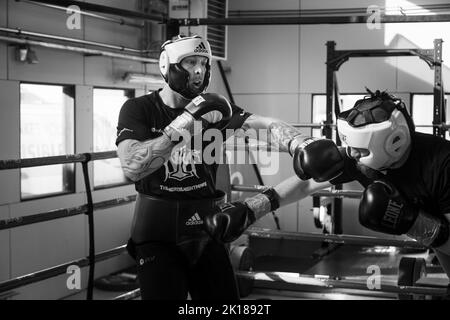 Das finnische Schwergewicht Robert Helenius spärte in seiner Trainingshalle in Mariehamn am Åland in Finnland. Foto: Rob Watkins/Alamy Stockfoto