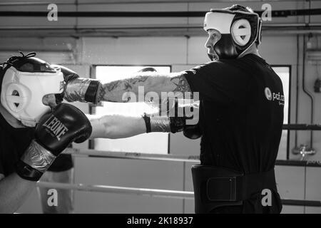 Das finnische Schwergewicht Robert Helenius spärte in seiner Trainingshalle in Mariehamn am Åland in Finnland. Foto: Rob Watkins/Alamy Stockfoto