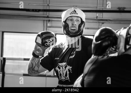 Das finnische Schwergewicht Robert Helenius spärte in seiner Trainingshalle in Mariehamn am Åland in Finnland. Foto: Rob Watkins/Alamy Stockfoto