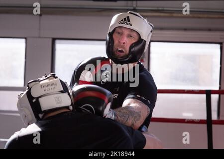 Das finnische Schwergewicht Robert Helenius spärte in seiner Trainingshalle in Mariehamn am Åland in Finnland. Foto: Rob Watkins/Alamy Stockfoto