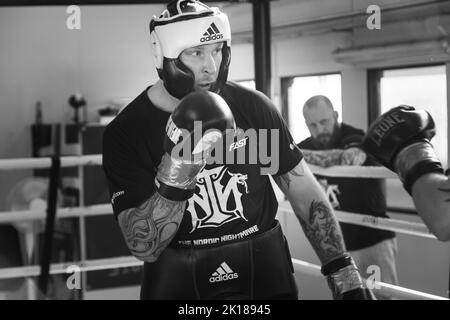 Das finnische Schwergewicht Robert Helenius spärte in seiner Trainingshalle in Mariehamn am Åland in Finnland. Foto: Rob Watkins/Alamy Stockfoto