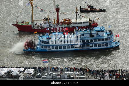 Hamburg, Deutschland. 16. September 2022. Zahlreiche Schiffe und der Raddampfer "Louisiana Star" segeln zum Start des Hamburger Hafengeburtstages 833. auf der Elbe. Nach einer zweijährigen Pause startet das größte Hafenfest der Welt mit der Parade von Schiffen aus der Marine, der Feuerwehr, dem Fischereischutz, dem THW, der Wasserpolizei, der Bundespolizei sowie Motor- und Segelyachten. Bis Sonntag, 18.09.2022 gibt es Bühnenprogramme, offene Schiffe und vieles mehr zu erleben. Quelle: Ulrich Perrey/dpa/Alamy Live News Stockfoto