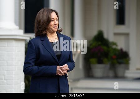 Washington DC, USA . 16. September 2022. Die Vizepräsidentin der Vereinigten Staaten, Kamala Harris, erwartet die Ankunft des südafrikanischen Präsidenten Cyril Ramaphosa, bevor sie am Freitag, den 16. September 2022, im offiziellen Wohnsitz des Vizepräsidenten in Washington, DC, Gespräche führt. (Foto von Chris Kleponis/Pool/ABACAPRESS.COM) Quelle: Abaca Press/Alamy Live News Stockfoto