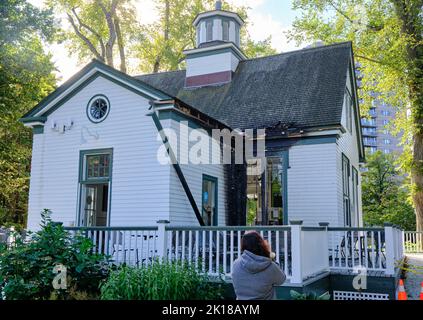 Halifax, Neuschottland, Kanada. 16.. September 2022. Gestern Nacht brach gegen 10pm Uhr ein Feuer aus und verursachte Schäden an der historischen Gartenhalle im Halifax Public Gardens. Das historische Gebäude aus dem Jahr 1847 wurde ursprünglich als Aufbewahrungsort und Versammlungssaal erbaut und beherbergt heute ein Café. Die Ursache des Feuers, der nach außen an der Rückseite ausgebrochen zu sein scheint, wird derzeit untersucht. (HINZUGEFÜGT: Ursache wird jetzt als Brandstiftung behandelt). Stockfoto