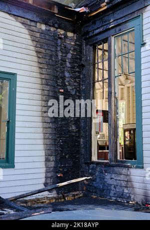 Halifax, Neuschottland, Kanada. 16.. September 2022. Gestern Nacht brach gegen 10pm Uhr ein Feuer aus und verursachte Schäden an der historischen Gartenhalle im Halifax Public Gardens. Das historische Gebäude aus dem Jahr 1847 wurde ursprünglich als Aufbewahrungsort und Versammlungssaal erbaut und beherbergt heute ein Café. Die Ursache des Feuers, der nach außen an der Rückseite ausgebrochen zu sein scheint, wird derzeit untersucht. (HINZUGEFÜGT: Ursache wird jetzt als Brandstiftung behandelt). Stockfoto