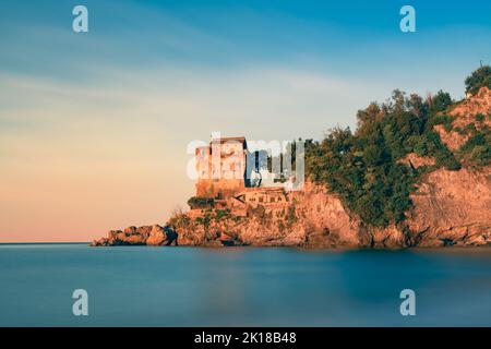 Turm genannt Crestarella, typisch für die Amalfi-Küste, vietri sul Mare, es Stockfoto