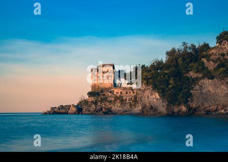 Turm genannt Crestarella, typisch für die Amalfi-Küste, vietri sul Mare, es Stockfoto