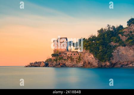 Turm genannt Crestarella, typisch für die Amalfi-Küste, vietri sul Mare, es Stockfoto