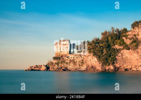 Turm genannt Crestarella, typisch für die Amalfi-Küste, vietri sul Mare, es Stockfoto