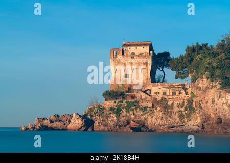 Turm genannt Crestarella, typisch für die Amalfi-Küste, vietri sul Mare, es Stockfoto