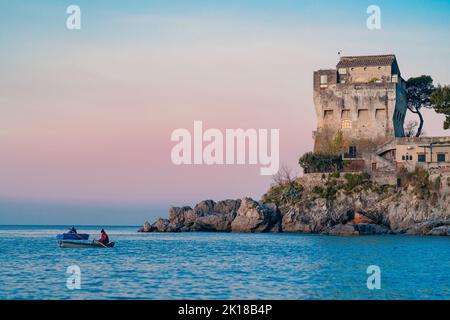 Turm genannt Crestarella, typisch für die Amalfi-Küste, vietri sul Mare, es Stockfoto