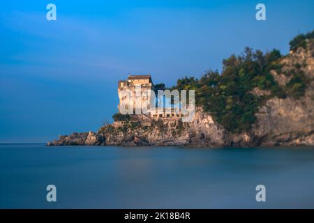 Turm genannt Crestarella, typisch für die Amalfi-Küste, vietri sul Mare, es Stockfoto