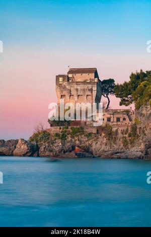 Turm genannt Crestarella, typisch für die Amalfi-Küste, vietri sul Mare, es Stockfoto