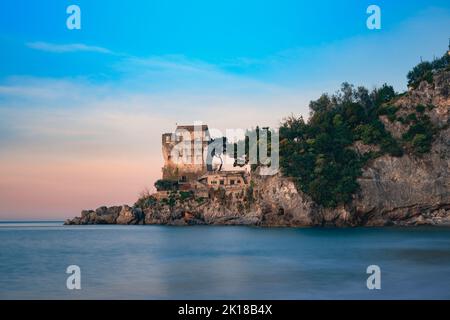 Turm genannt Crestarella, typisch für die Amalfi-Küste, vietri sul Mare, es Stockfoto