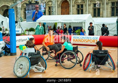 Paris, Frankreich - Französisch Behinderte Athleten, die Erziehung von Kindern in Karate-Klasse in Paris "Rencontres EDF Handisport". Mann ohne Beine. Stockfoto
