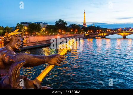 Paris, Frankreich, Panoramablick bei Nacht mit Lichtern, Pont Alexandre III, seine (Exposition universelle 1900) Panorama Stockfoto