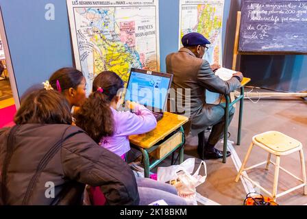 Paris, Frankreich, Familienbesuch bei der Pariser Buchmesse, Gymnasium, Computer lernen, Mädchen mit Mutter am Schreibtisch Schüler von hinten Stockfoto