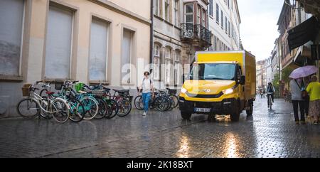 Straßburg, Frankreich - 10. September 2022: Gelber La Poste Iveco-Transporter für den elektrischen Transport von Paketen und Briefen im Stadtzentrum, der für Diesel- und Gasfahrzeuge gesperrt ist Stockfoto