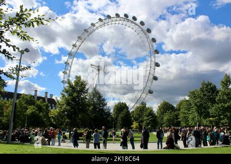 Die Schlange für die westminster Hall liegt im Staat am Südufer mit dem london Eye; Szenen aus dem Zentrum londons in Vorbereitung auf die Beerdigung von Königin elizabeth 2 london england Stockfoto