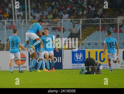 Kalkutta, Indien. 14. September 2022. Mohammedan Sporting Club (Schwarz) vs Mumbai City FC (Sky Blue & White) im Durand Cup Fußball Halbfinale 2022 1 gespielt beim VYBK (Vivekananda Yuba Bharati Krirangan) Kalkata, Westbengalen. (Foto von Amlan Biswas/Pacific Press/Sipa USA) Quelle: SIPA USA/Alamy Live News Stockfoto