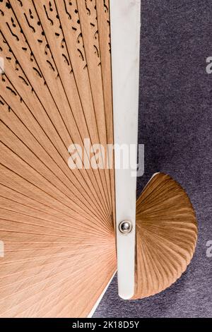 Antiker Holzventilator gleichmäßig verteilt. Stockfoto