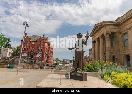 Bronzestatue der politischen Aktivistin Annie Kenny und der selbstgewachsenen Frauenrechtskämpferin für die soziale und politische Frauenunion im Zentrum von Oldham, England Stockfoto