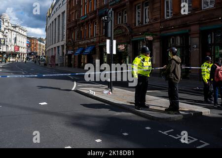 London, Großbritannien. 16. September 2022. Eine allgemeine Ansicht eines Polizeikordons auf der Shaftesbury Avenue in der Nähe eines Tatortes in der Coventry Street, neben Leicester Square und Chinatown. Es wurde berichtet, dass zwei Polizisten erstochen wurden und sich im Krankenhaus befinden. Ein Mann in seinen 20s Jahren wurde wegen des Verdachts auf schwere Körperverletzung und des Angriffs auf einen Nothelfer in einem Vorfall, der heute Morgen um 6am Uhr stattfand, verhaftet. Kredit: Stephen Chung / Alamy Live Nachrichten Stockfoto