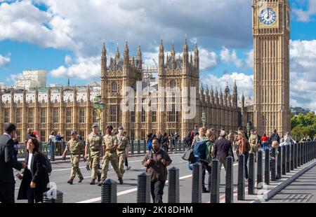 London, Großbritannien. 16. September 2022. Die Westminster Bridge ist für den Verkehr gesperrt. Quelle: John Eveson/Alamy Live News Stockfoto