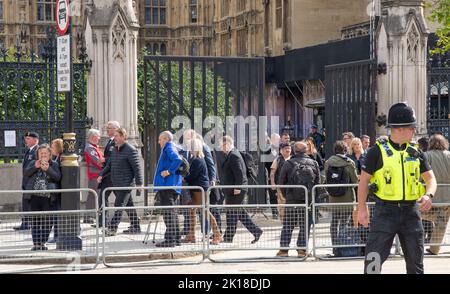 London, Großbritannien. 16. September 2022. Mourners verlässt die Westminster Hall. Quelle: John Eveson/Alamy Live News Stockfoto