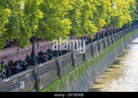 London, Großbritannien. 16. September 2022. Trauernde stehen am Ufer der Themse nahe am Ende der Linie an, bevor sie die Lambeth Bridge zur Westminster Hall überqueren. Quelle: John Eveson/Alamy Live News Stockfoto