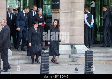 London, England, Großbritannien. 16. September 2022. Die neuseeländische Premierministerin JACINDA ARDERN verlässt das britische parlament, nachdem sie Königin Elizabeth II. In der Westminster Hall liegend besucht hat. (Bild: © Tayfun Salci/ZUMA Press Wire) Stockfoto