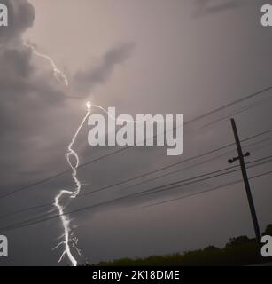 Eine szenische Aufnahme einer Blitzsträhne am Himmel Stockfoto