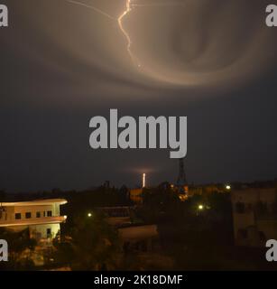 Eine szenische Aufnahme einer Blitzsträhne am Himmel Stockfoto