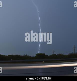 Eine szenische Aufnahme einer Blitzsträhne am Himmel Stockfoto