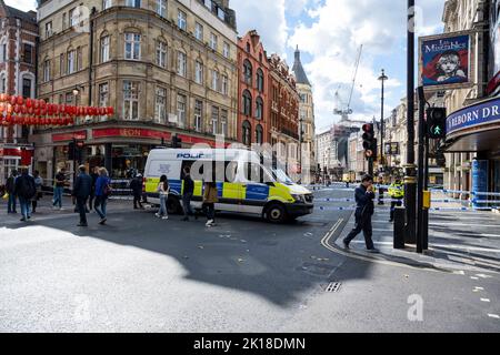 London, Großbritannien. 16. September 2022. Eine allgemeine Ansicht eines Polizeikordons auf der Shaftesbury Avenue in der Nähe eines Tatortes in der Coventry Street, neben Leicester Square und Chinatown. Es wurde berichtet, dass zwei Polizisten erstochen wurden und sich im Krankenhaus befinden. Ein Mann in seinen 20s Jahren wurde wegen des Verdachts auf schwere Körperverletzung und des Angriffs auf einen Nothelfer in einem Vorfall, der heute Morgen um 6am Uhr stattfand, verhaftet. Kredit: Stephen Chung / Alamy Live Nachrichten Stockfoto