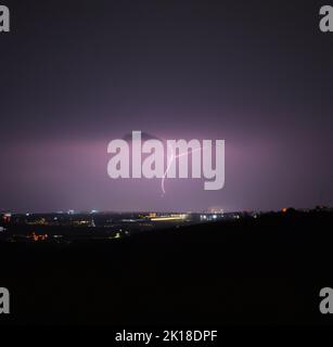 Eine szenische Aufnahme einer Blitzsträhne am Himmel Stockfoto