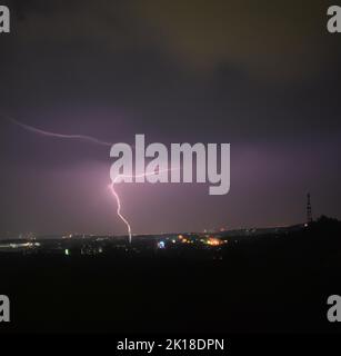 Eine szenische Aufnahme einer Blitzsträhne am Himmel Stockfoto