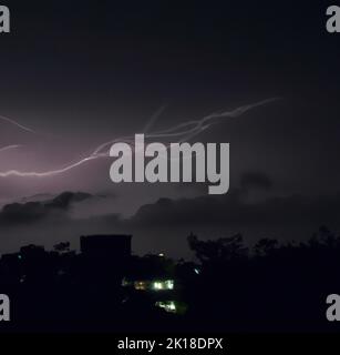 Eine szenische Aufnahme einer Blitzsträhne am Himmel Stockfoto