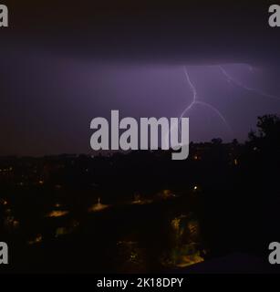 Eine szenische Aufnahme einer Blitzsträhne am Himmel Stockfoto