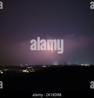 Eine szenische Aufnahme einer Blitzsträhne am Himmel Stockfoto