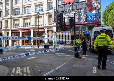 London, Großbritannien. 16. September 2022. Eine allgemeine Ansicht eines Polizeikordons auf der Shaftesbury Avenue in der Nähe eines Tatortes in der Coventry Street, neben Leicester Square und Chinatown. Es wurde berichtet, dass zwei Polizisten erstochen wurden und sich im Krankenhaus befinden. Ein Mann in seinen 20s Jahren wurde wegen des Verdachts auf schwere Körperverletzung und des Angriffs auf einen Nothelfer in einem Vorfall, der heute Morgen um 6am Uhr stattfand, verhaftet. Kredit: Stephen Chung / Alamy Live Nachrichten Stockfoto