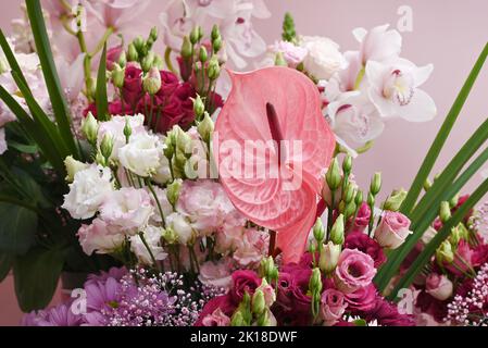 Schönes rosa Anthirium in einer Blumenarrangement. Stockfoto