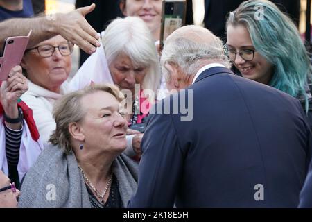 König Charles III. Trifft sich mit den Wellwhern, als er Cardiff Castle in Wales verlässt. Bilddatum: Freitag, 16. September 2022. Stockfoto