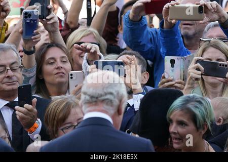 König Charles III. Trifft sich mit den Wellwhern, als er Cardiff Castle in Wales verlässt. Bilddatum: Freitag, 16. September 2022. Stockfoto