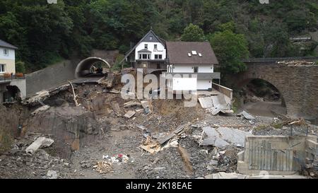 08. August 2021, Rheinland-Pfalz, Altenahr: ARCHIV die Bundesstraße, die durch das Ahrtal führt, wurde von der Flut hinter einem Tunnel bei Altenahr weggefegt. (Luftaufnahme mit einer Drohne) Foto: Thomas Frey/dpa Stockfoto